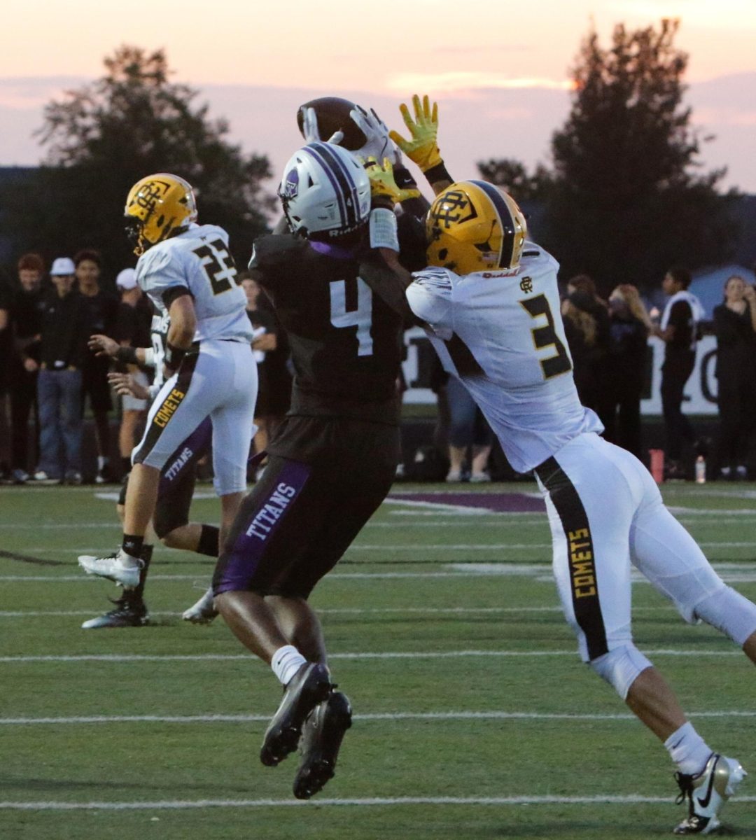 Jayvion Maxon catches a pass over a Reed-Custer defender.